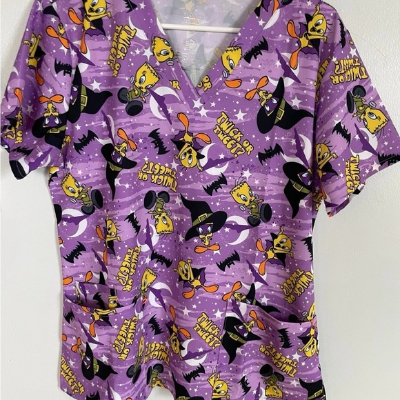 Looney Tunes Women’s Spooky Tweety Bird Halloween Scrub Top size large - Picture 1 of 3